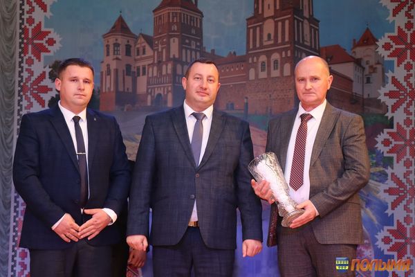 Работники СПК «Свитязянка-2003» приняли награды на районном празднике, посвященном Дню работников сельского хозяйства и перерабатывающей промышленности. Работники СПК «Свитязянка-2003» приняли награды на районном празднике, посвященном Дню работников сельского хозяйства и перерабатывающей промышленности.