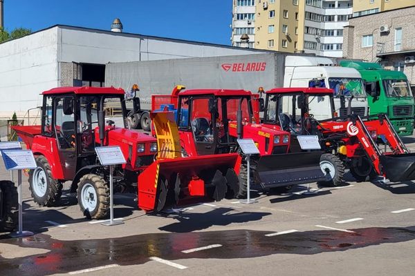Сегодня в Минске состоялась презентация коммунальной техники на базе тракторов BELARUS ОАО «БЗТДиА» для предприятий ЖКХ. Сегодня в Минске состоялась презентация коммунальной техники на базе тракторов BELARUS ОАО «БЗТДиА» для предприятий ЖКХ.